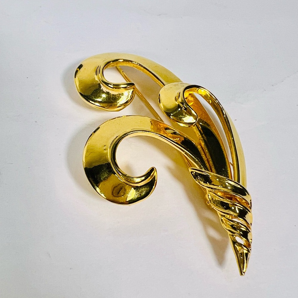 Elegant Gold Swirl Brooch